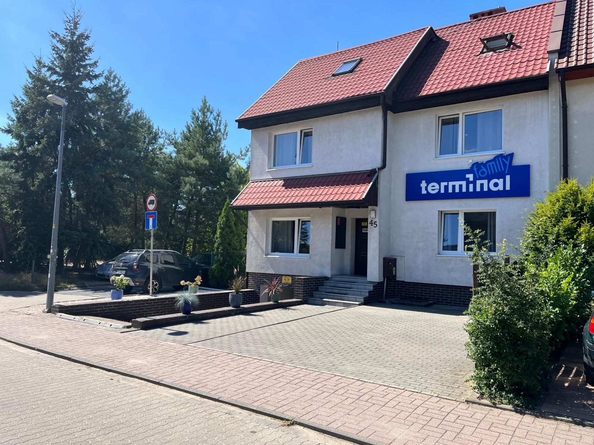 Terminal Family Airport Hostel Poznań Buitenkant foto